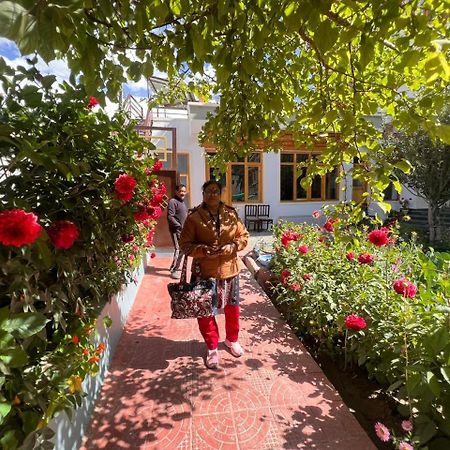 New Moon Guest House Leh Exterior foto