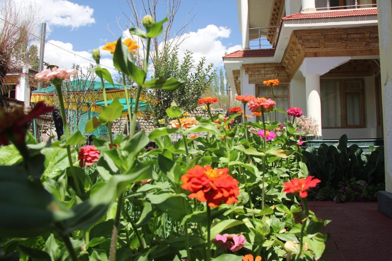 New Moon Guest House Leh Exterior foto