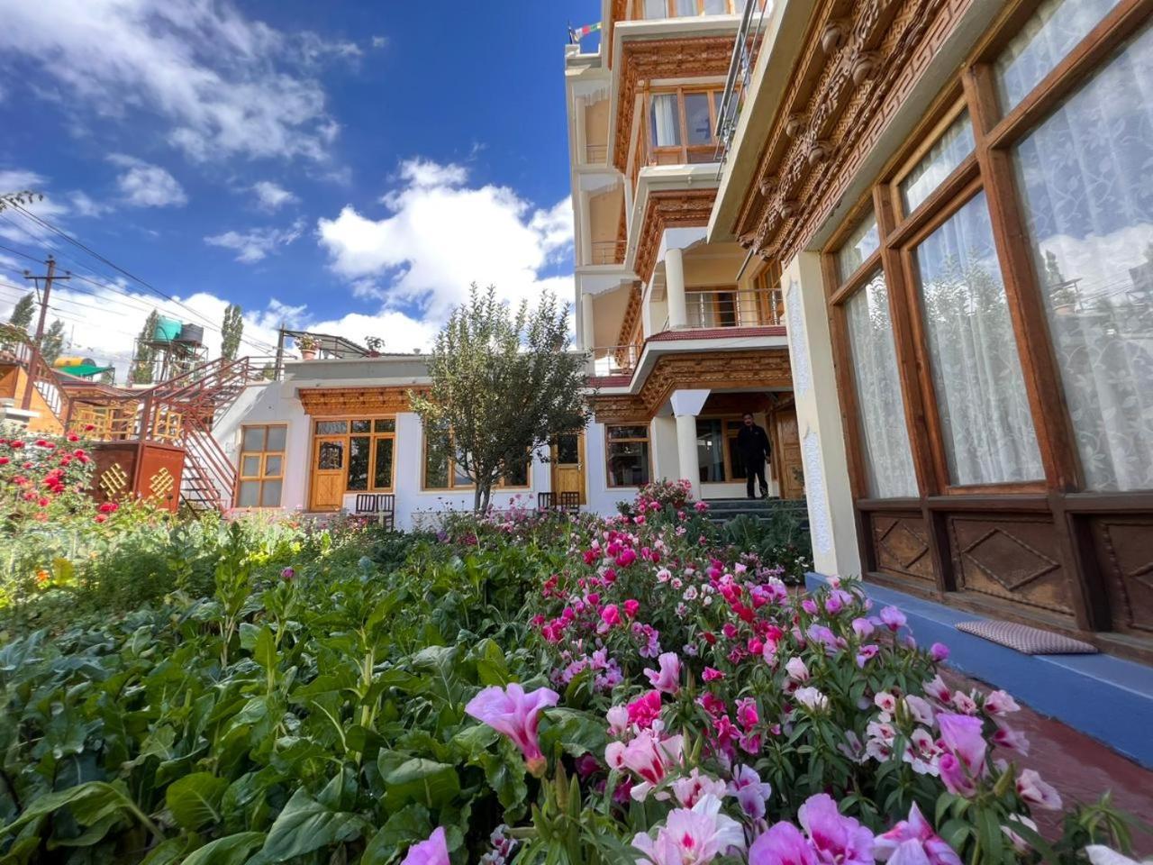 New Moon Guest House Leh Exterior foto