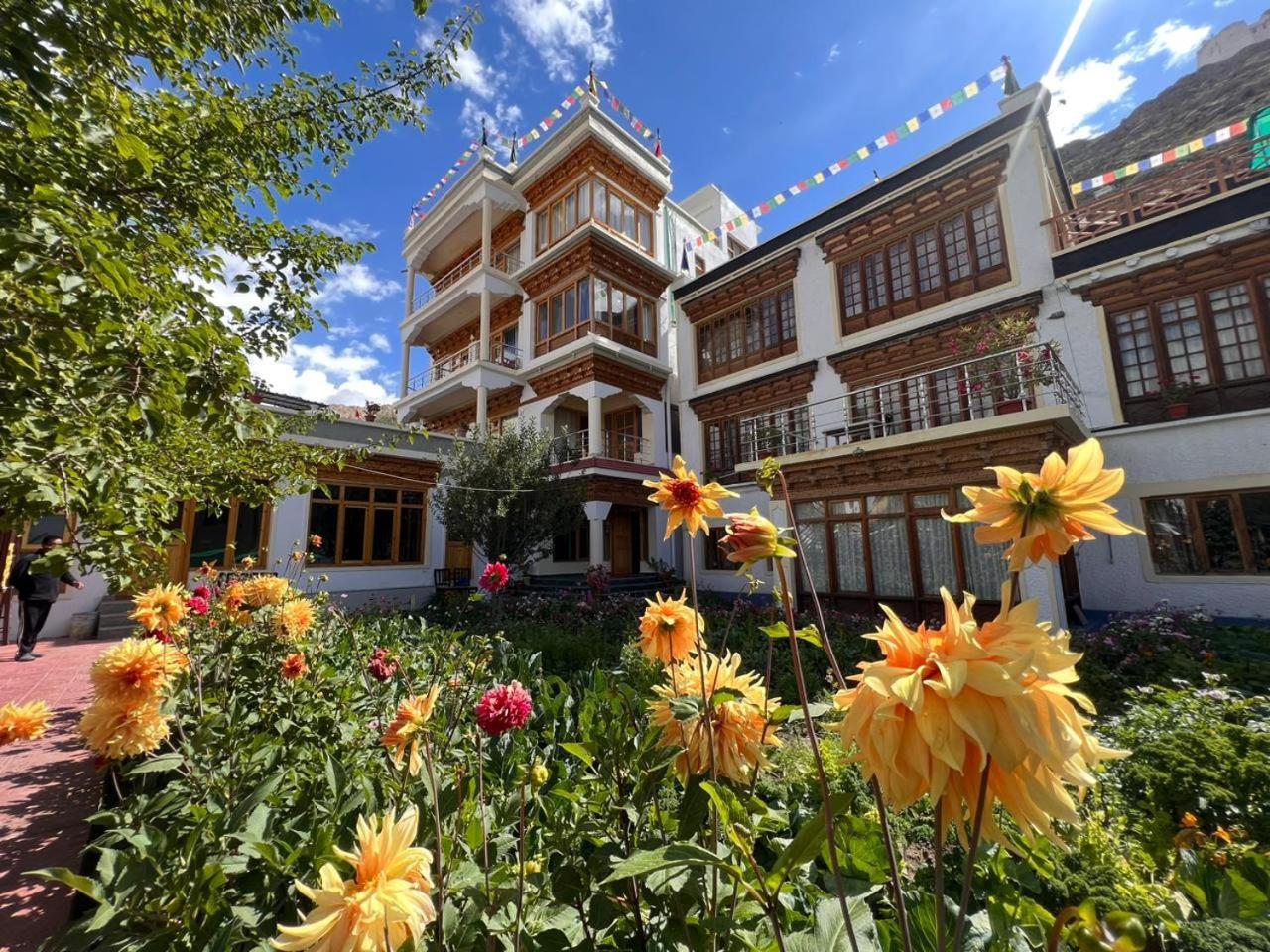 New Moon Guest House Leh Exterior foto