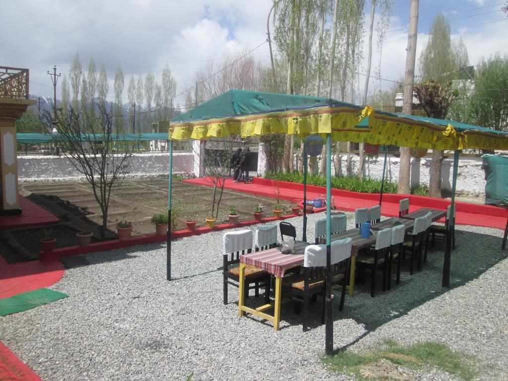 New Moon Guest House Leh Exterior foto
